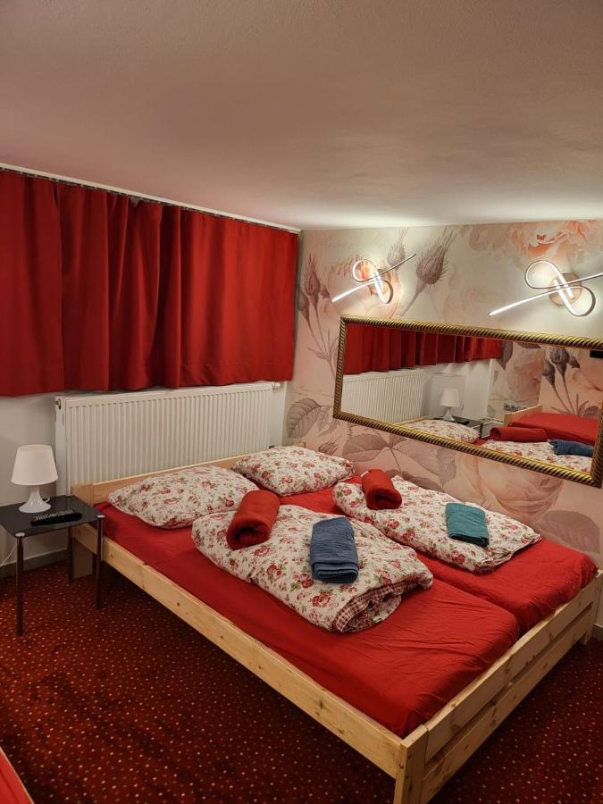 Doppel-/Zweibettzimmer mit Bad